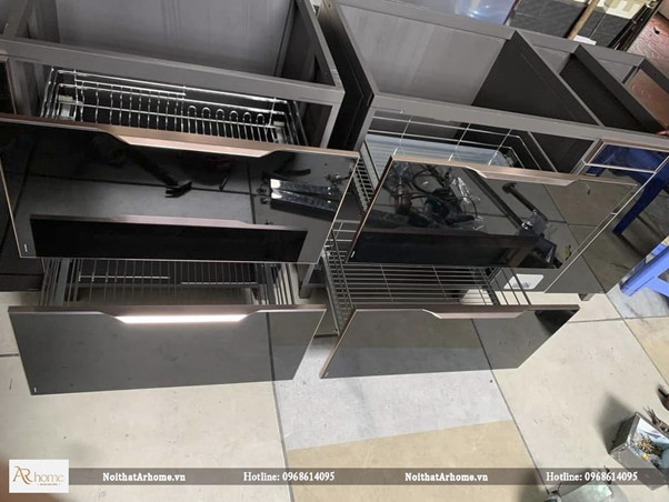 Mẫu tủ kết hợp inox và kính trong tủ bếp