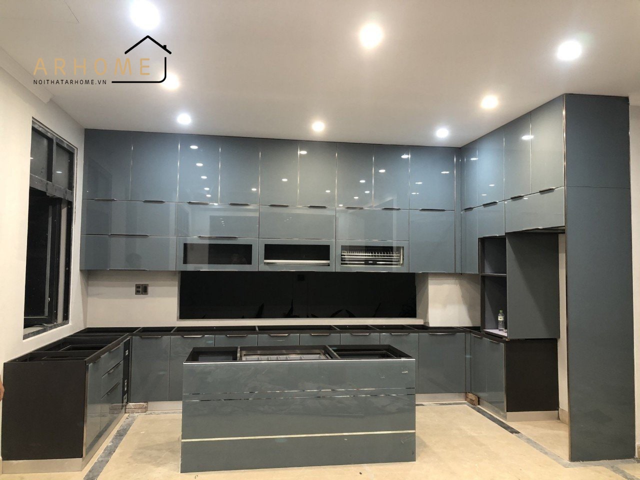 Tủ bếp hình chữ U có cửa sổ