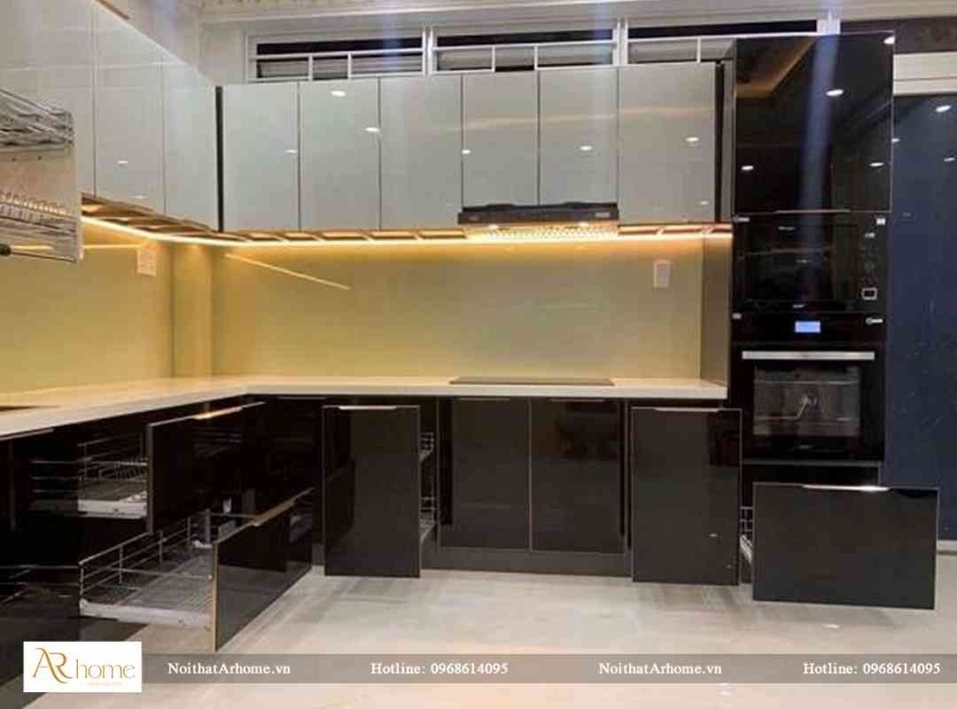 Tủ bếp inox cánh kính cường lực phong cách hiện đại